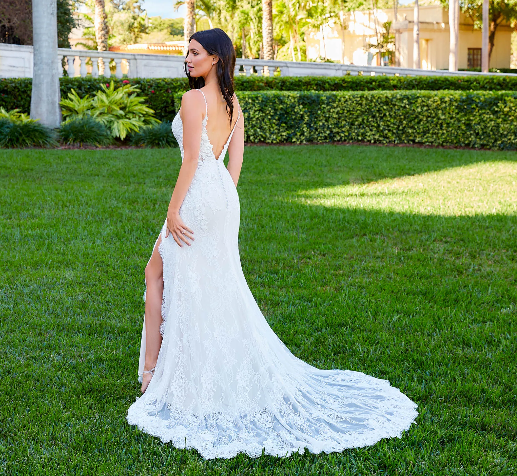 Sleeveless Lace Gown With V-Neckline In Ivory Almond Nude