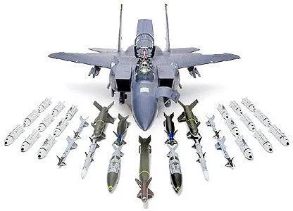 Tamiya 60312 F-15E Strike Eagle Bunker Buster 1/32 Model Kit