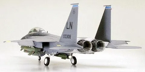 Tamiya 60312 F-15E Strike Eagle Bunker Buster 1/32 Model Kit